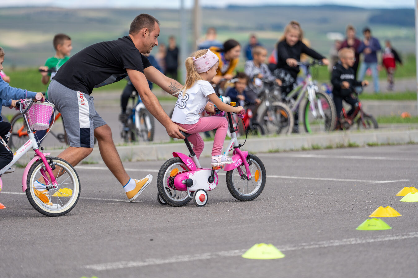 Mișcare și facilitare a comunității: Inițiativele se adresează tuturor grupelor de vârstă